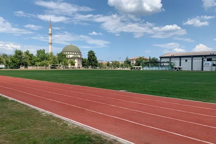Kestel’de amatör futbolculara çim saha desteği