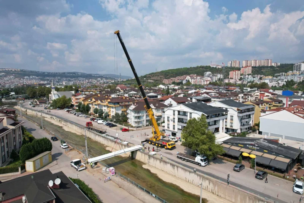 Kocaeli’de Yahya Kaptan’a yapılan yaya köprüsü hız kazandı