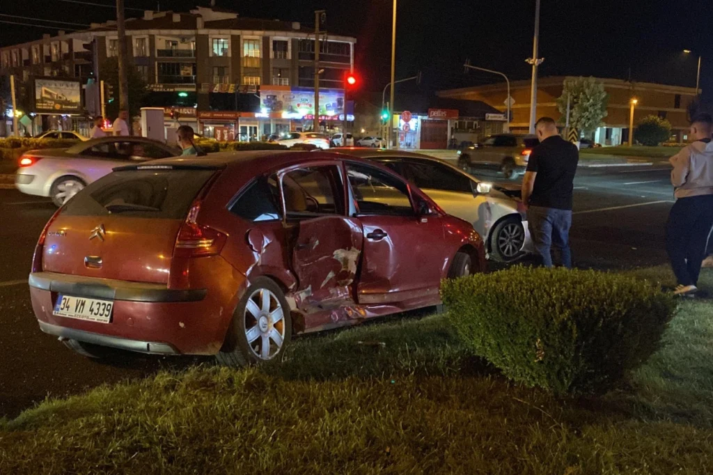 Düzce’de kırmızı ışık ihlali: 3 yaralı!
