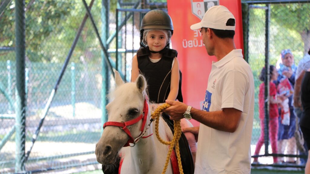 PONY KULÜP ÇİFTLİKKÖYLÜ ÇOCUKLARLA BULUŞTU
