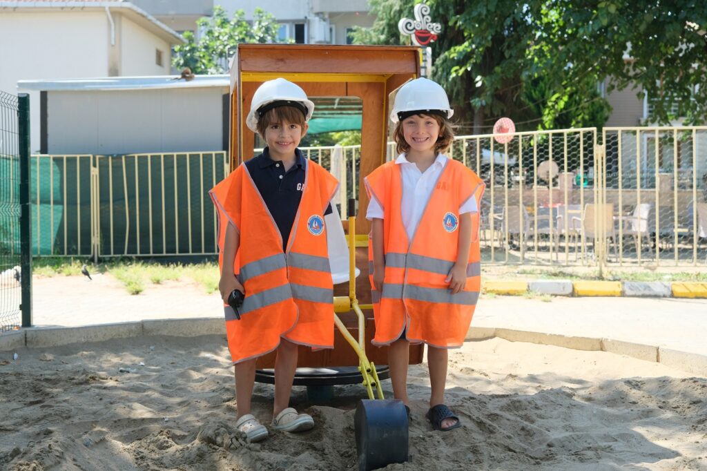 ÇİFTLİKKÖY’DE HURDALARDAN YENİ OYUN ALETLERİ ÜRETİLİYOR