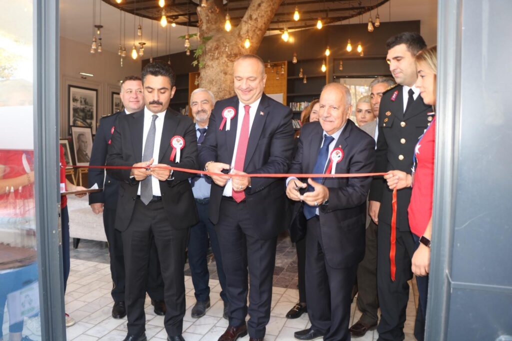 ÇINARCIK’TA  ‘ATA BİYOGRAFİ’ RESİM SERGİSİ AÇILDI