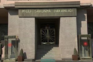 MSB: Komandolarımız Çok Sayıda Silah Ve Mühimmat Ele Geçirdi