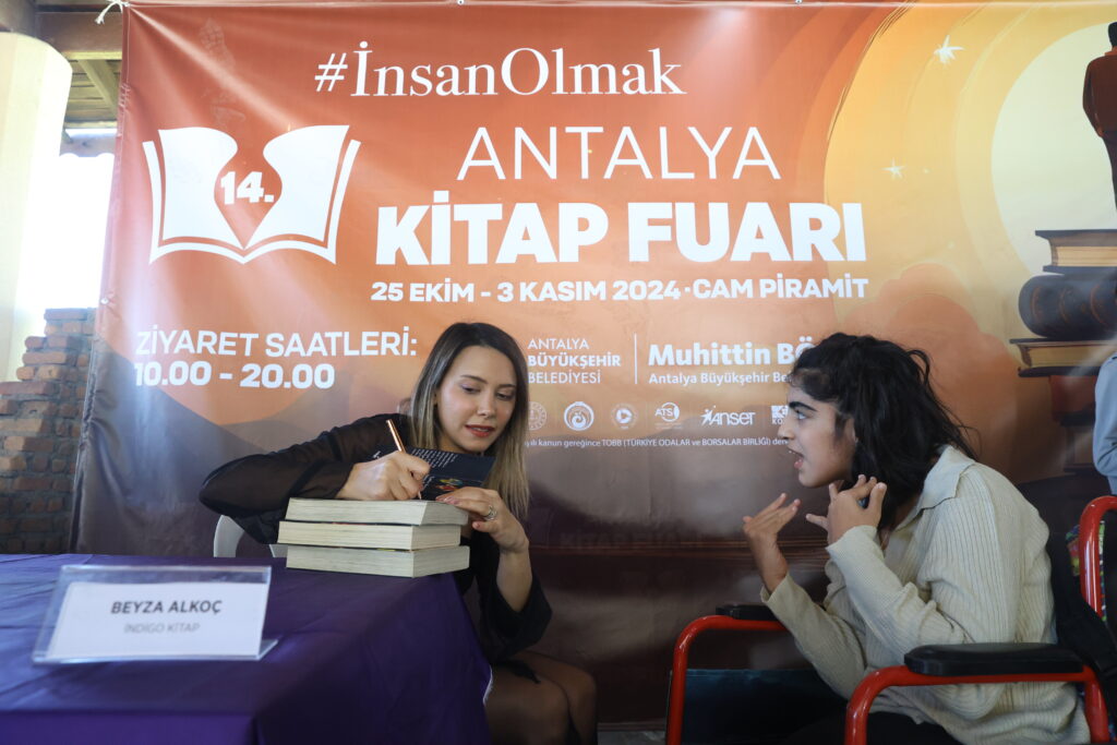 Antalya Kitap Fuarı’nda Genç Yazarlar Okurlarıyla Buluştu