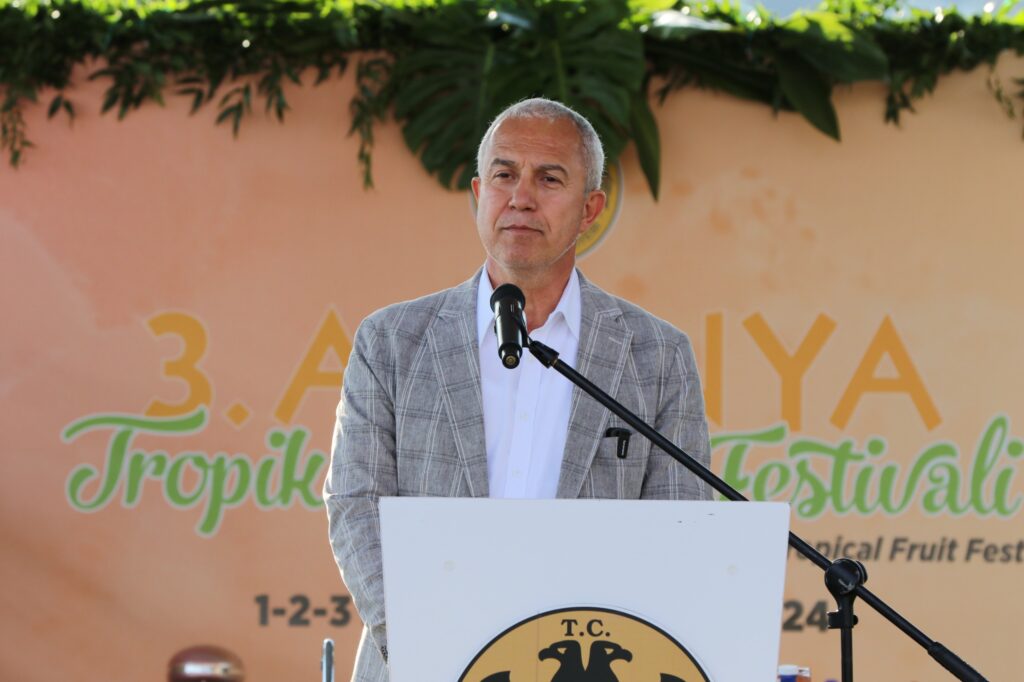 3.ALANYA TROPİKAL MEYVE FESTİVALİ RENKLİ GÖRÜNTÜLERLE BAŞLADI