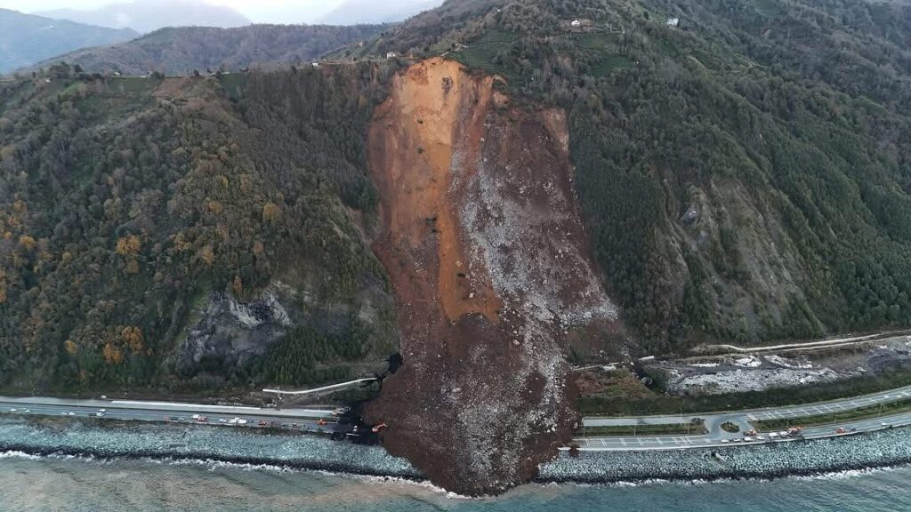 Karadeniz Sahil Yolu’nda heyelan!