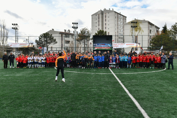 Ankara Büyükşehir Belediyesi’nden 33 halı saha!
