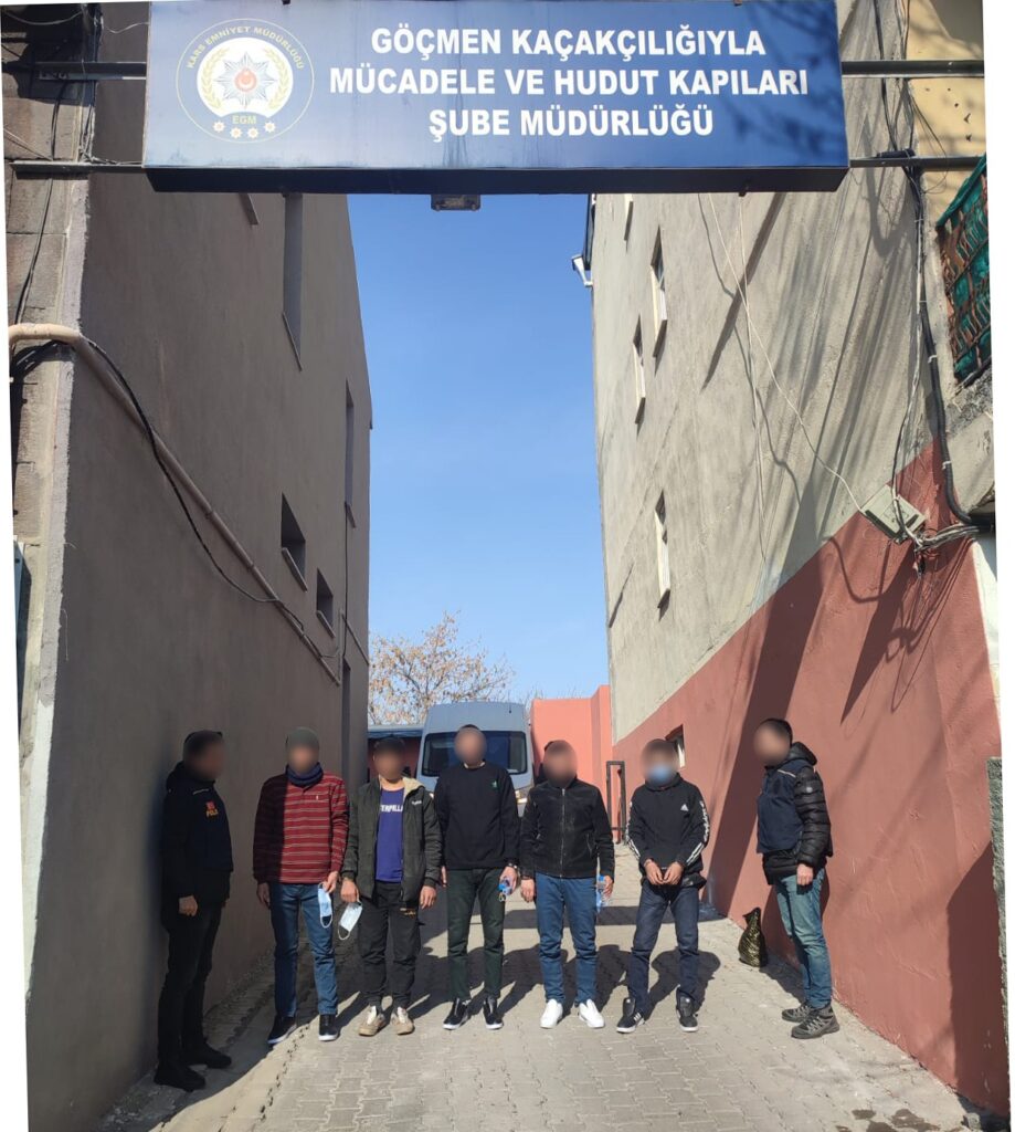 Kars’ta 5 düzensiz göçmen sahte evrakla yakalandı – Birlik Haber Ajansı