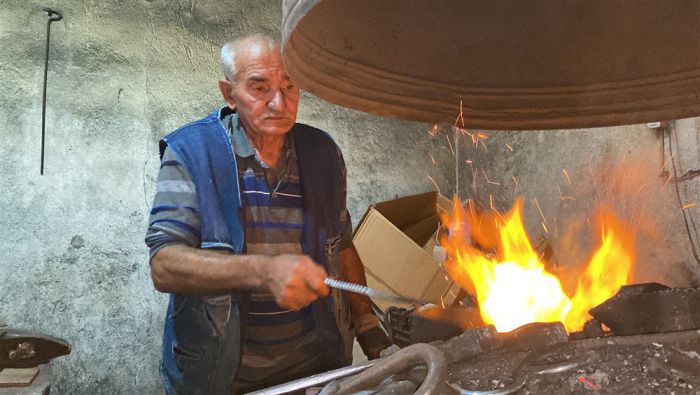 Kars’ta yarım asrı aşkın süredir demire şekil veriyor – Birlik Haber Ajansı