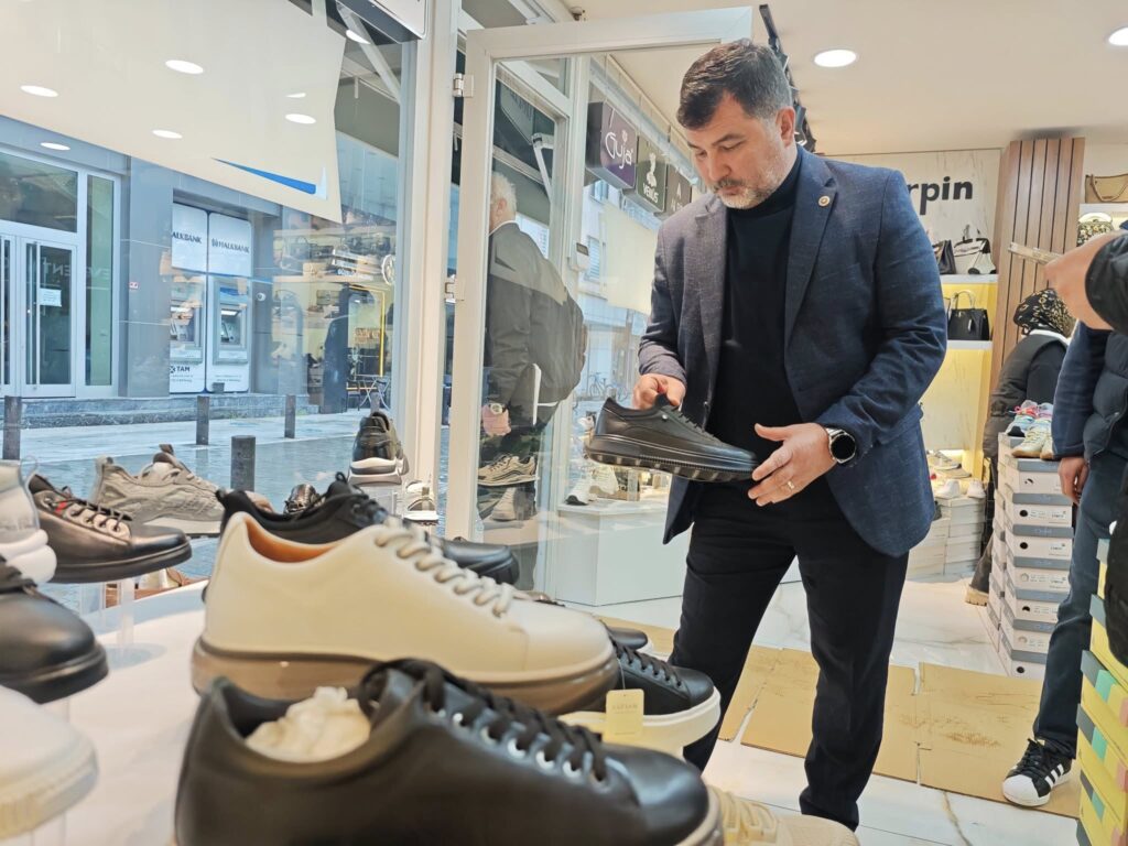 AK Parti Düzce Milletvekili Öztürk yaptığı alışverişte “Özgür Özel’in boykot çağrısı geri tepti” dedi – Birlik Haber Ajansı