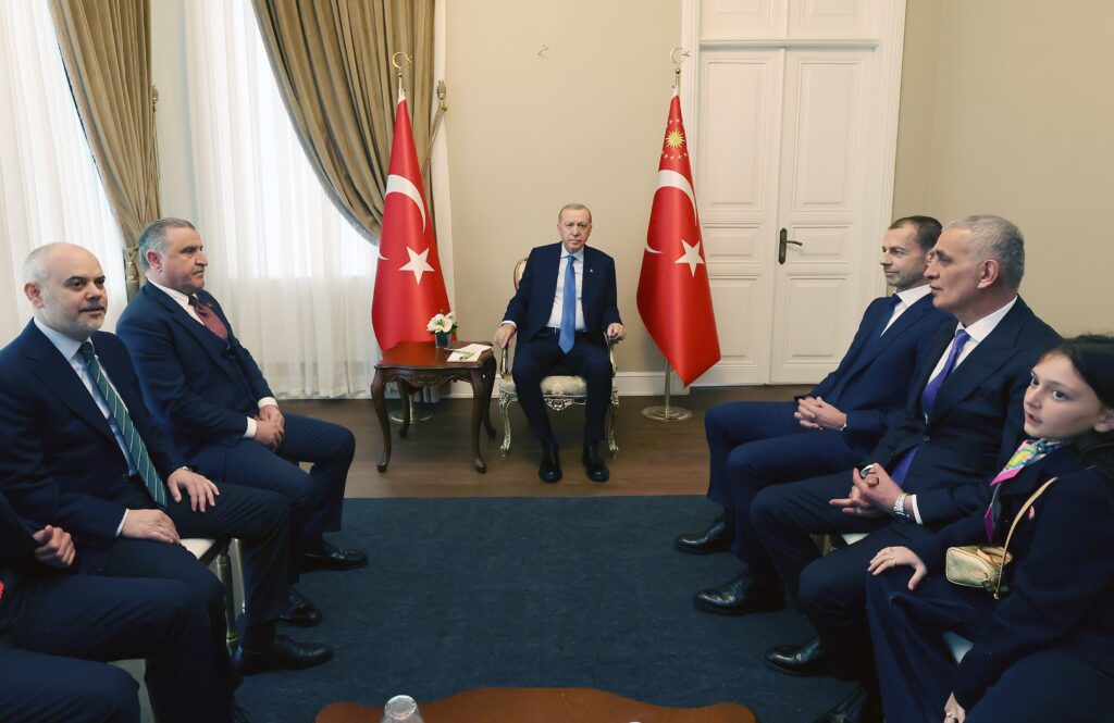 Cumhurbaşkanı Erdoğan, UEFA Başkanı Aleksander Ceferin ile bir araya geldi – Birlik Haber Ajansı