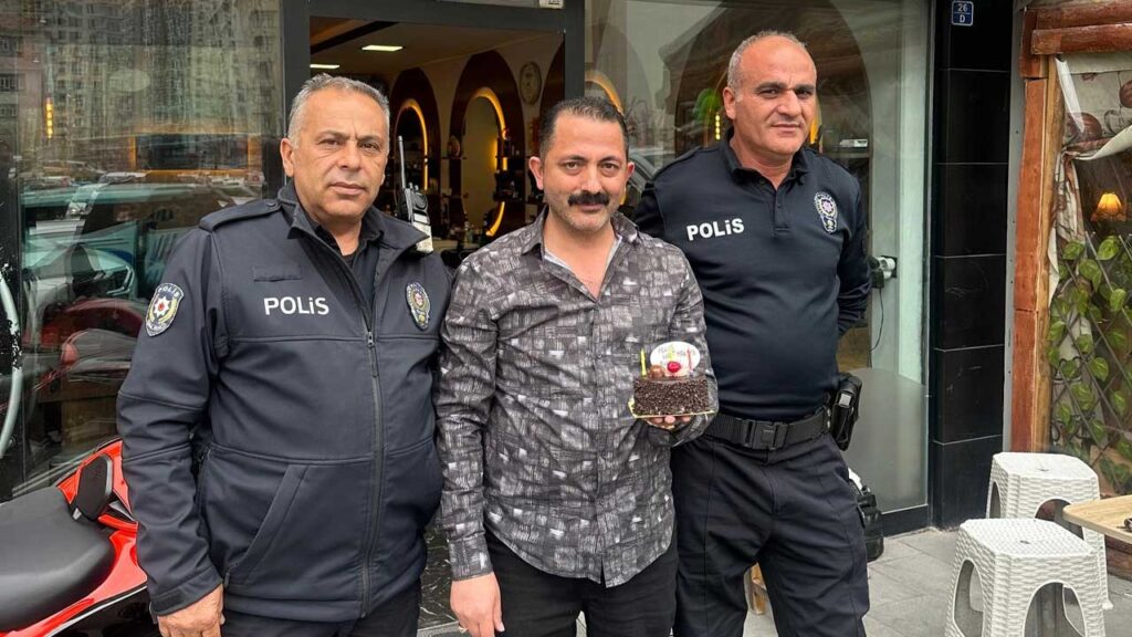 Kayseri’de esnaftan Polis Haftası’nda polise anlamlı sürpriz: “Kavga İhbarı” pastayla sonuçlandı – Birlik Haber Ajansı