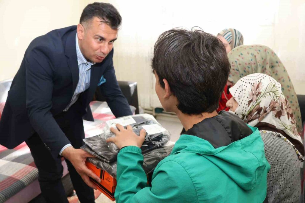 Aile yılı kapsamında bayram öncesi anlamlı ziyaret: 84 öğrenciye spor seti dağıtıldı – Birlik Haber Ajansı