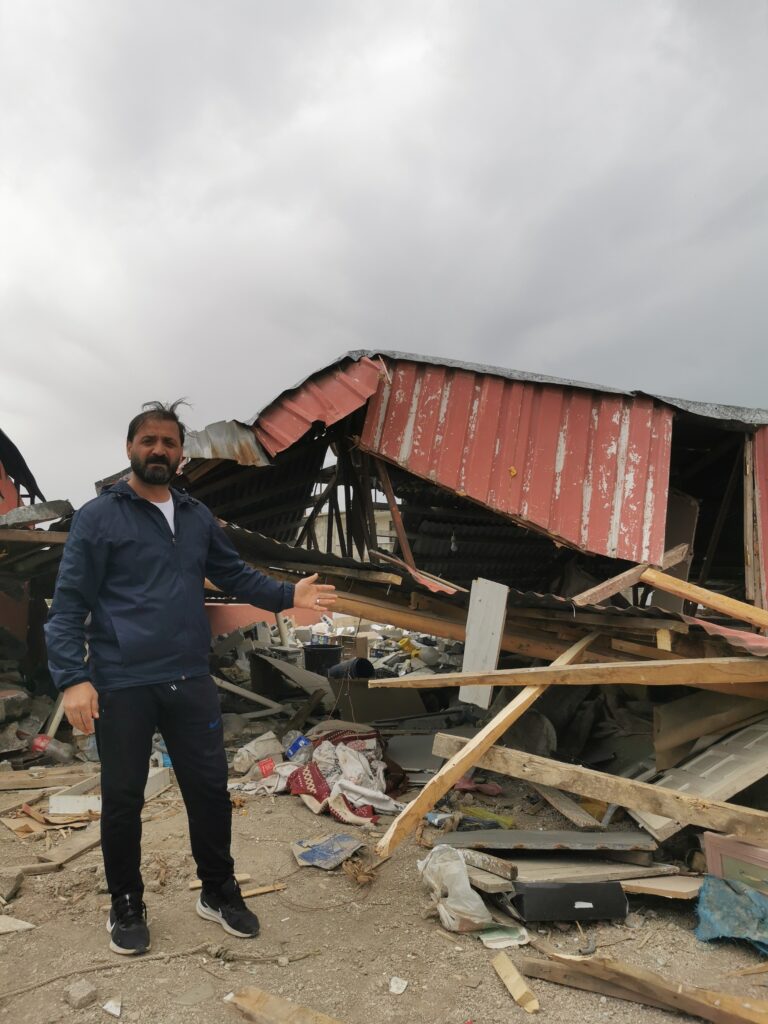 Van'da şiddetli fırtına çatıları uçurdu araçlara zarar verdi