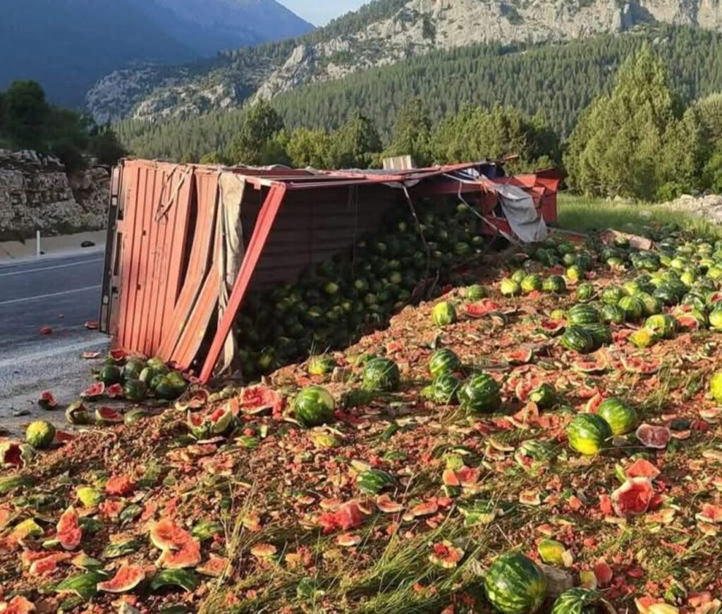 Antalya’da karpuz yüklü kamyon devrildi – Birlik Haber Ajansı