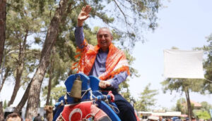 Kepez Belediye Başkanı Mesut Kocagöz’den deve şov – Birlik Haber Ajansı