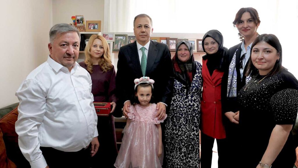 Bakan Yerlikaya’dan Şehit Teğmen Fikret Dinçer’in ailesine bayram ziyareti – Birlik Haber Ajansı