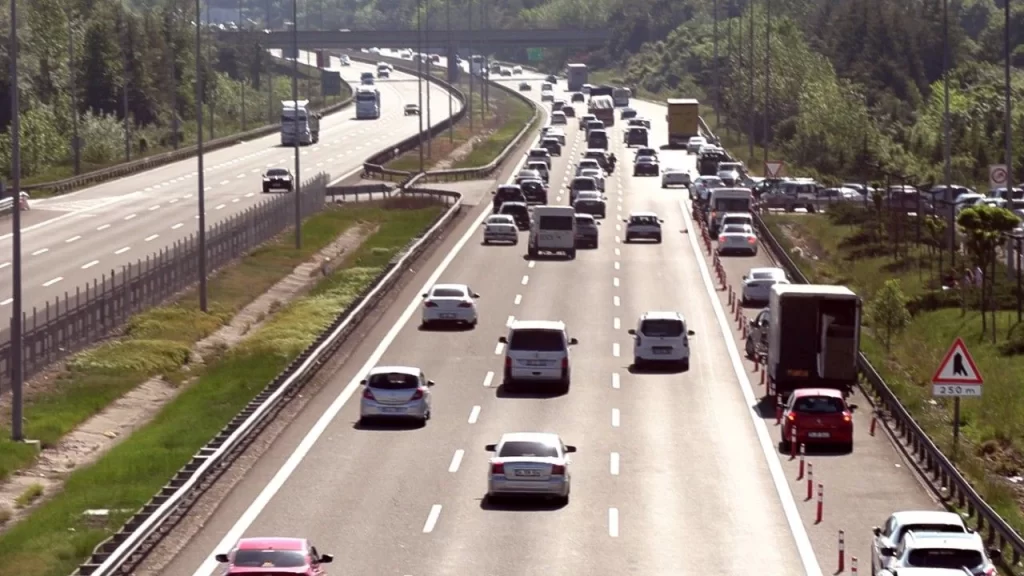 Anadolu Otoyolu’nda bayram yoğunluğu: Ağır tonajlı araçlara geçici yasak – Birlik Haber Ajansı