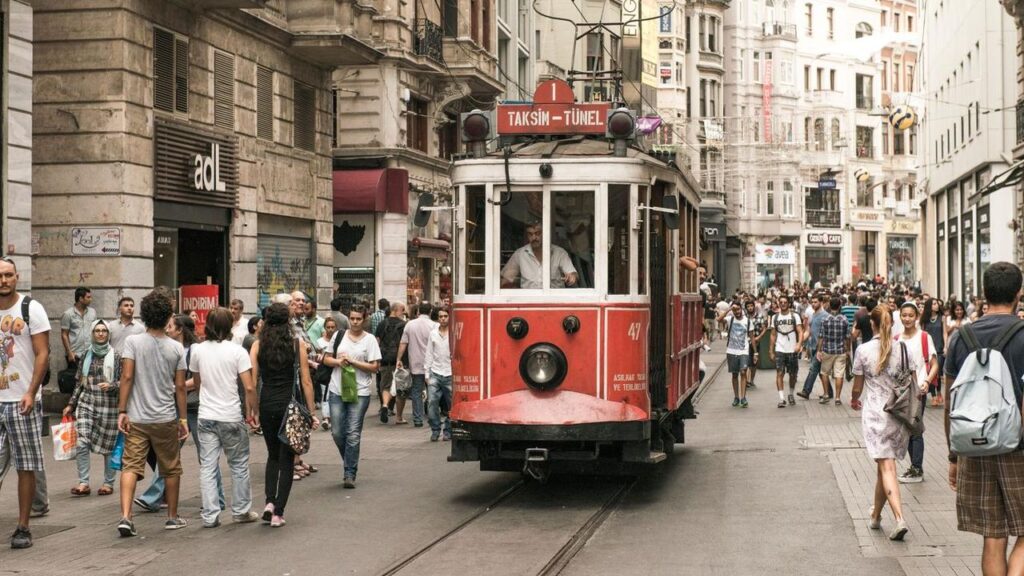 İstanbul’da kamusal alanda yüksek sesle müzik dinleyenlere para cezası – Birlik Haber Ajansı
