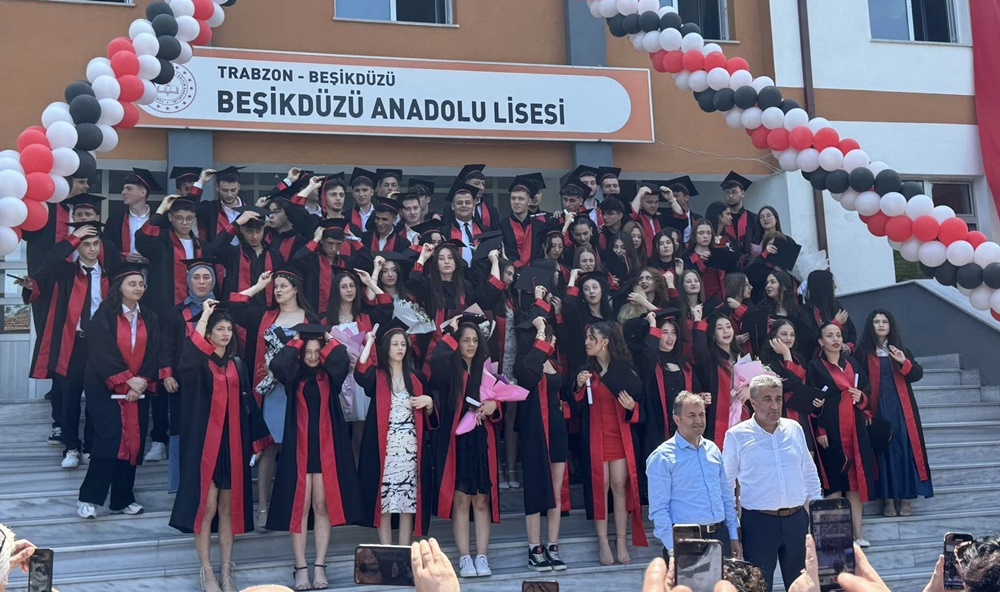Beşikdüzü Anadolu Lisesi 15. mezunlarından 80 öğrenci kep fırlattı