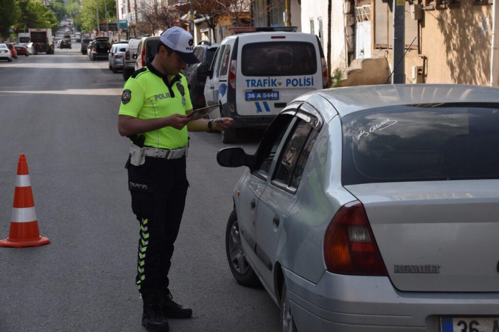Kars Emniyetinden trafik uyarısı: “Yolun sonu ailemiz ve evimiz olsun” – Birlik Haber Ajansı