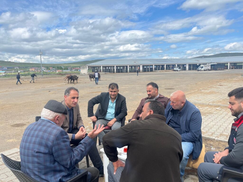 Kurban Bayramı Öncesi Kars Hayvan Pazarı’nda İl Müdürü Enver Aydın yetiştiricilerle buluştu – Birlik Haber Ajansı