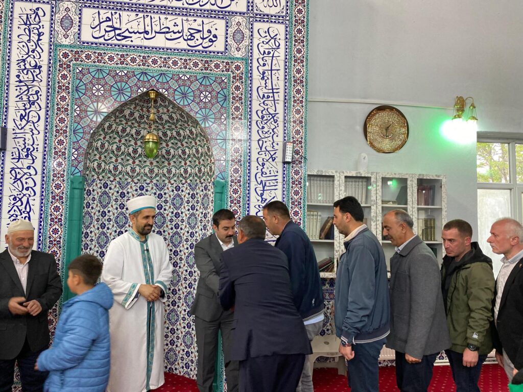 Kaymakam Muhammed Burak Akköz, Arpaçay halkıyla bayram namazında buluştu – Birlik Haber Ajansı