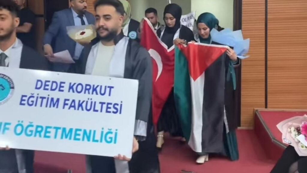 Kars Kafkas Üniversitesi mezuniyet töreninde anlamlı mesaj: Türk ve Filistin bayraklarıyla sahneye çıktılar – Birlik Haber Ajansı