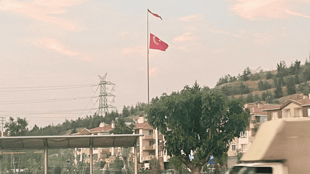 Gölbaşı’nda dev bayrak yenilenmeyi bekliyor – Birlik Haber Ajansı