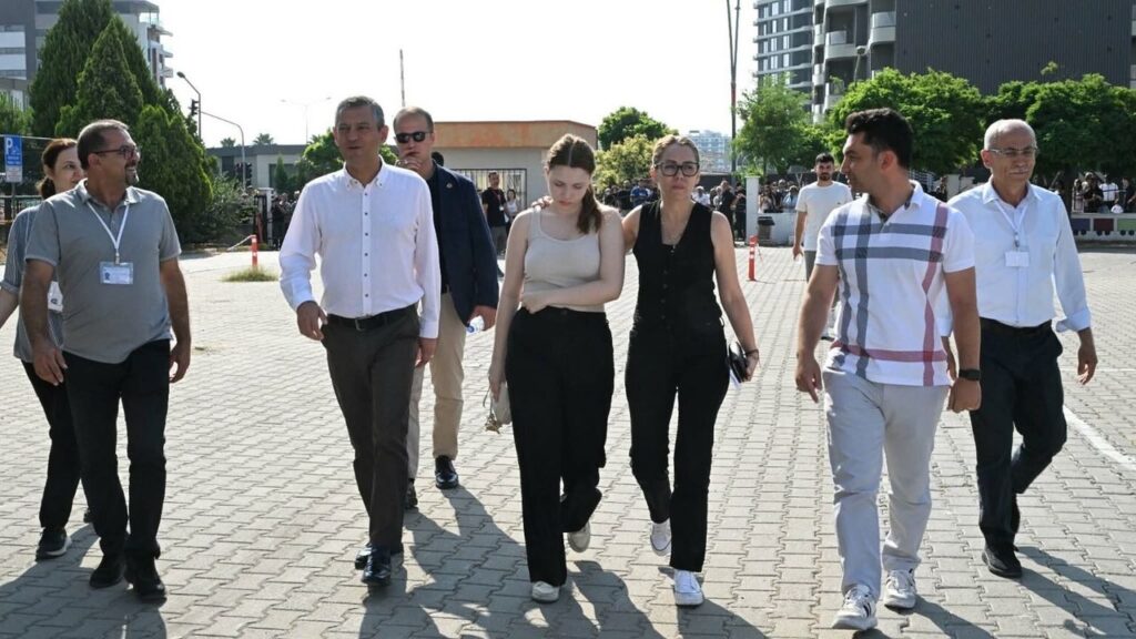 Özgür Özel, Ferdi Zeyrek’in kızını YKS’de yalnız bırakmadı – Birlik Haber Ajansı