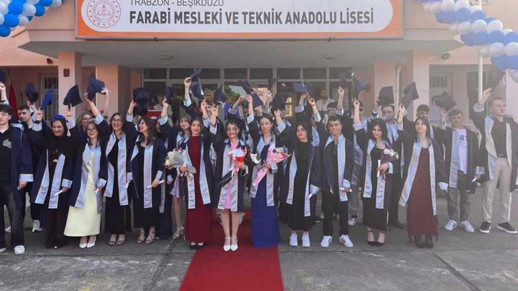 Beşikdüzü Farabi MTAL 30. mezunlarından 37 öğrenci kep fırlattı – Birlik Haber Ajansı