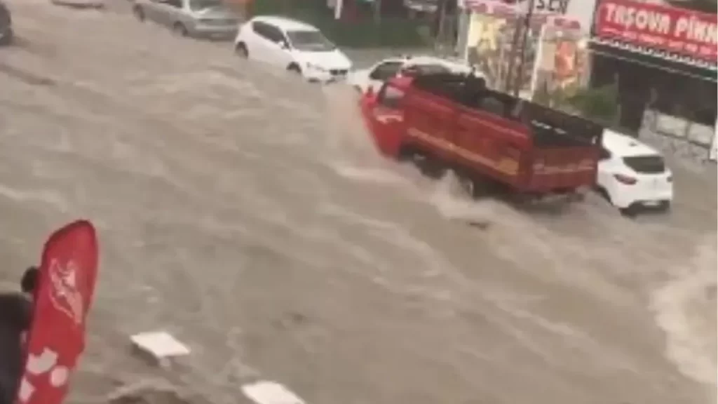 Ankara sağanak yağışa teslim oldu: Alt geçitleri sel bastı, çatılar uçtu – Birlik Haber Ajansı