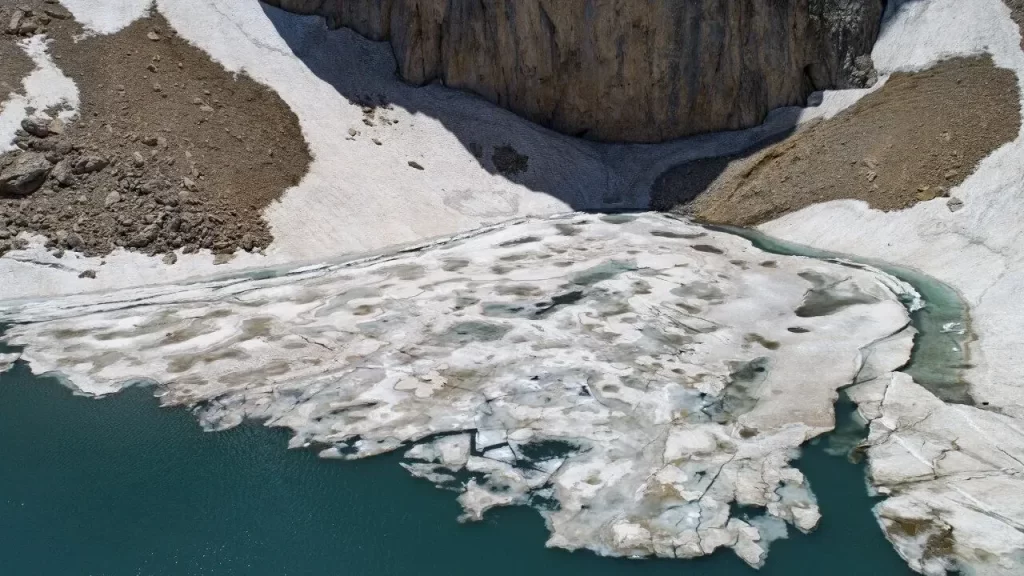 İlkbahar ve kış manzaraları bir arada: Buyer Gölü! – Birlik Haber Ajansı
