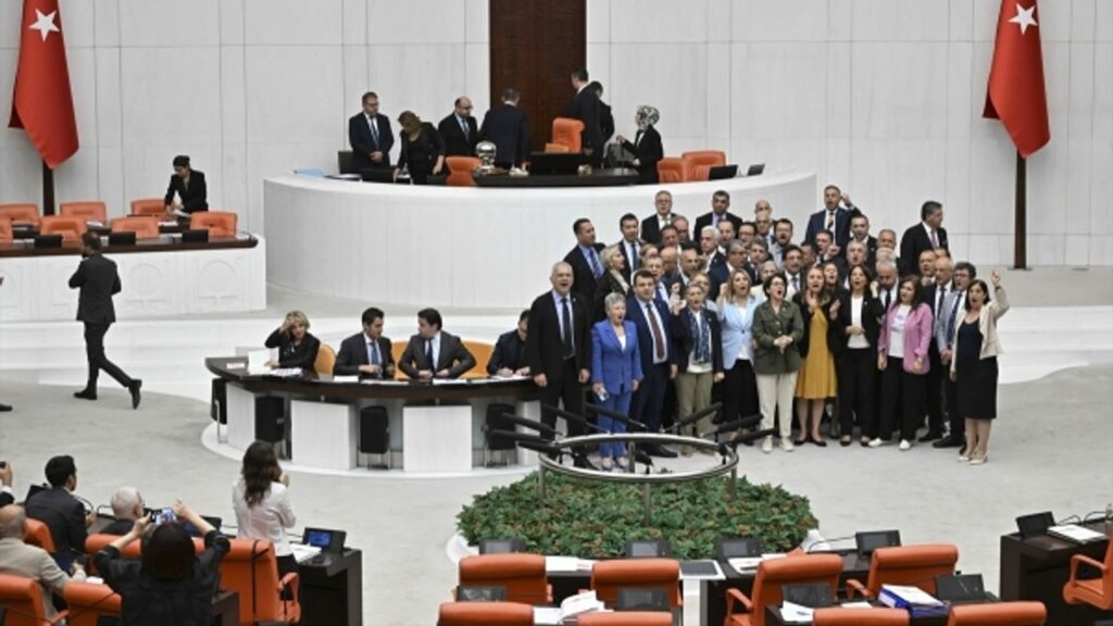 TBMM Genel Kurulunda CHP’li vekiller kürsüyü işgal etti – Birlik Haber Ajansı