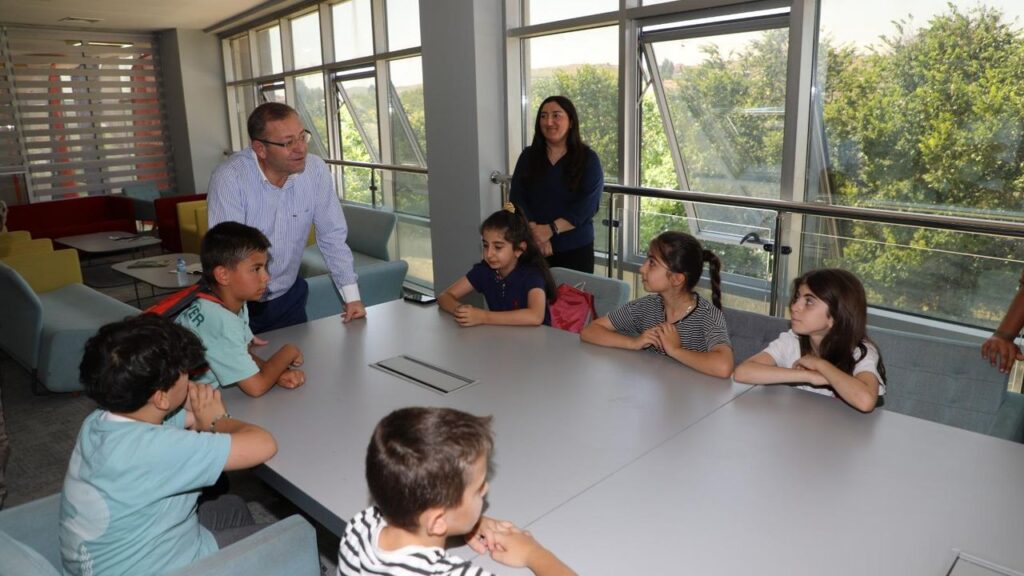 Kars Valisi Ziya Polat, Gençlik Merkezi’nde gençlerle buluştu – Birlik Haber Ajansı