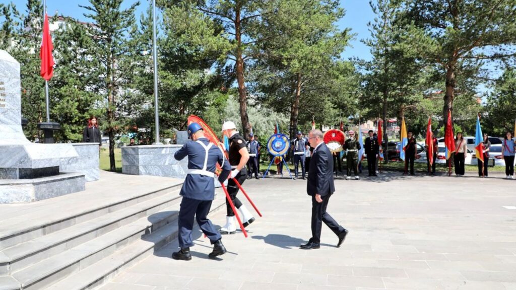 15 Temmuz Demokrasi ve Milli Birlik Günü Kars’ta Çelenk Sunma Töreni ile başladı – Birlik Haber Ajansı