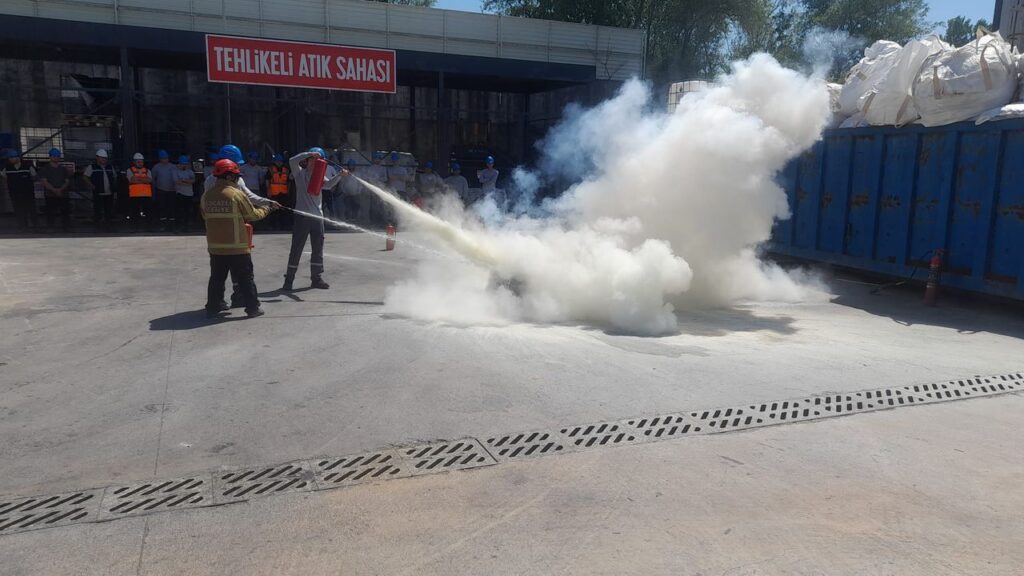 Kocaeli Büyükşehir, sanayi kuruluşlarına yangın eğitimi vermeye devam ediyor: Yangında doğru müdahale hayat kurtarır – Birlik Haber Ajansı