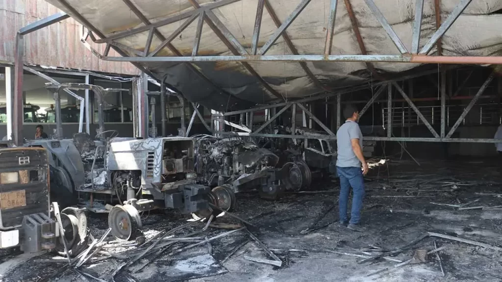Diyarbakır’da traktörcüler sitesinde yangın: 3 iş yeri ve 19 traktör yandı – Birlik Haber Ajansı