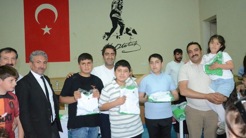 Sarıkamış’ta Yaz Spor Okulu sporcularına forma ve şort desteği yapıldı – Birlik Haber Ajansı