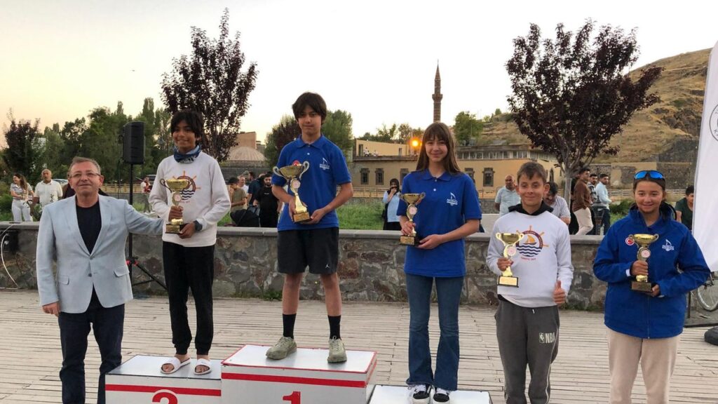 Vali Ziya Polat, Anadolu Yelken Ligi Kars Optimist Yarışları’nda dereceye giren sporculara ödüllerini verdi – Birlik Haber Ajansı