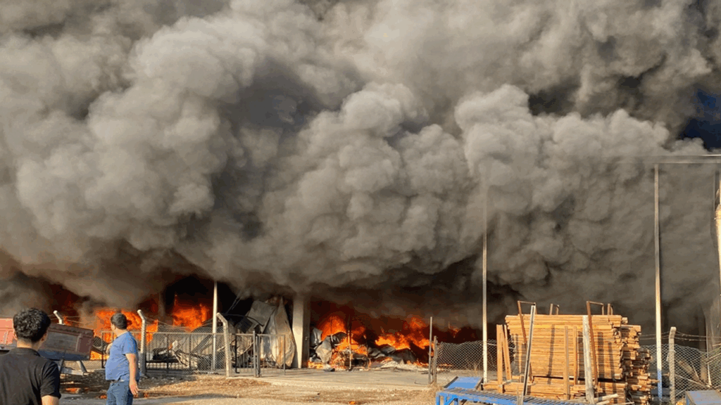 Antalya’da iki depoda çıkan yangına ekipler müdahale ediyor – Birlik Haber Ajansı