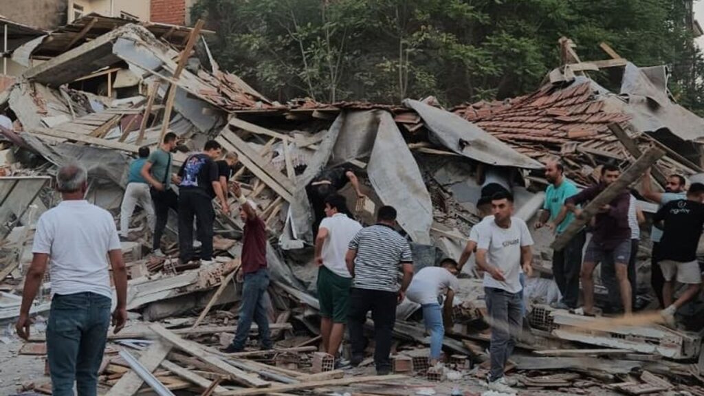 Bakan Yerlikaya: Sındırgı’daki yıkılan binada 3 kişi kurtarıldı – Birlik Haber Ajansı