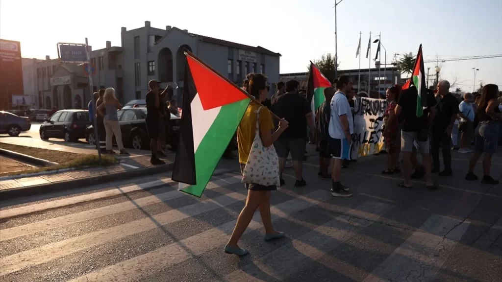 Yunanistan’da Filistin destekçileri, Pire Limanı’nda israil gemisini protesto etti – Birlik Haber Ajansı