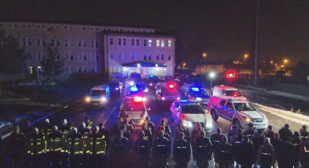 Kars’ta jandarmadan ruhsatsız silah ve aranan şahıslara yönelik operasyon