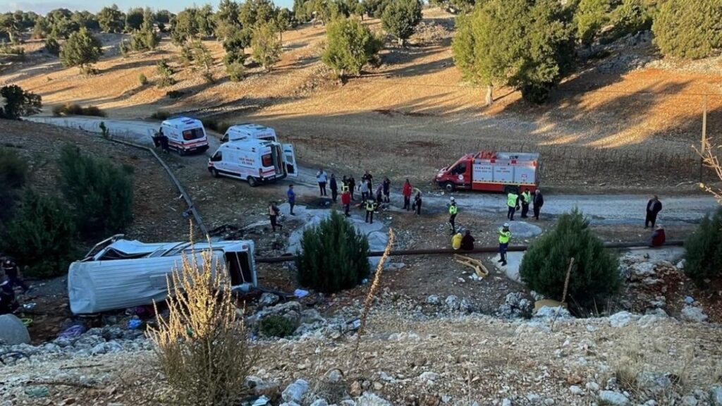 Mersin’de işçi servisi şarampole devrildi: 5 ölü, 14 yaralı – Birlik Haber Ajansı