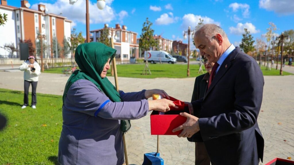 Başkan Özlü, “Bayrak Kahramını”nı taltif etti – Birlik Haber Ajansı