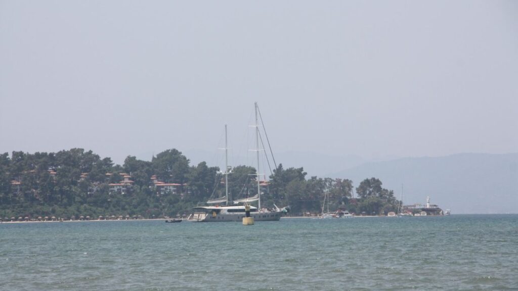 Marmaris açıklarında sürüklenen katamarandaki 2 kişi kurtarıldı