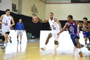 TOFAŞ parkeden son saniye üçlüğüyle mağlup ayrıldı