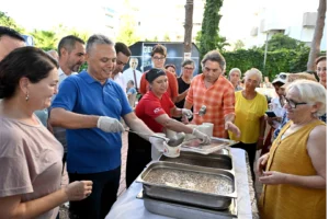 Antalya Muratpaşa’da aşure ikramı