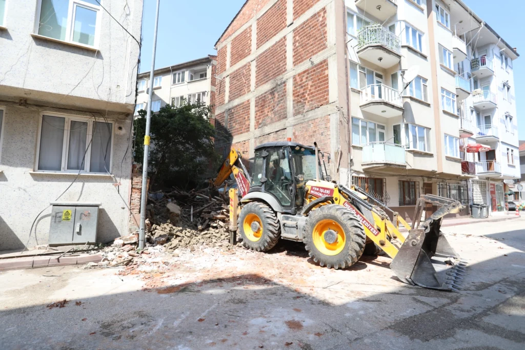 İnegöl’de metruk binalar tek tek yıkılıyor